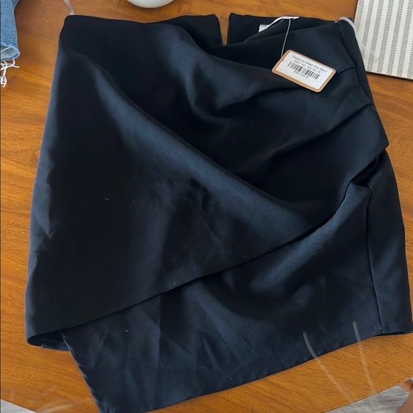 NWT Vestique black mini skirt - Picture 4 of 4